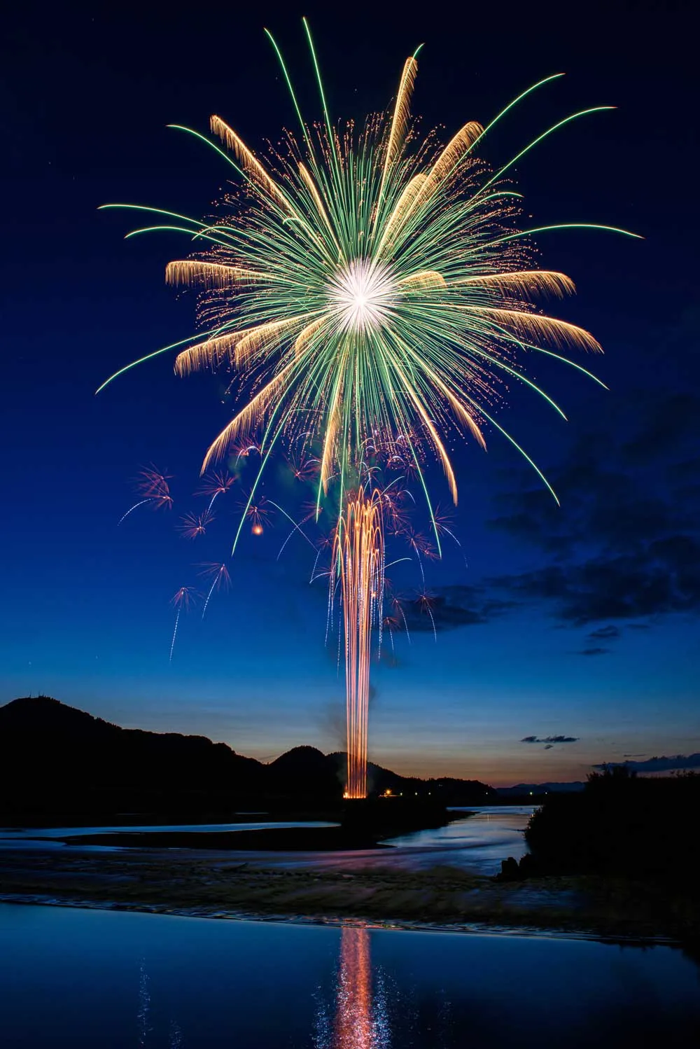 翡翠をちりばめたペンダント